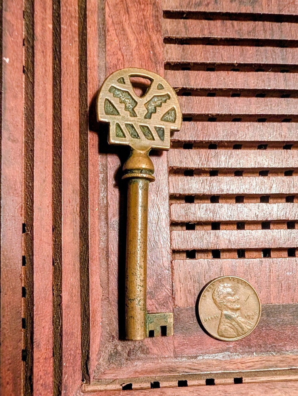 Antique-Style Brass Skeleton Key Wall Accent in Gold